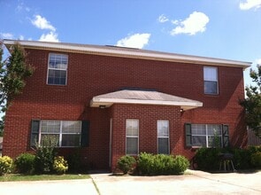 Building Photo - 3BR/2BA Duplex in Prime Location – Lawn Care Provided