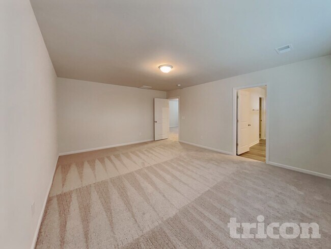 Building Photo - 33 Chalet Ct