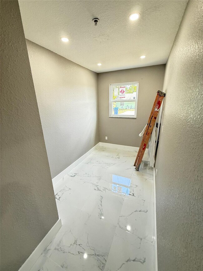 Building Photo - 603 N Sunset Ave