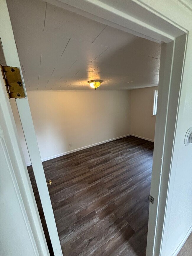 Building Photo - 547-R547 Mary St