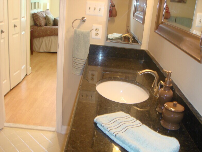 Master bathroom - 5917 Barbados Pl