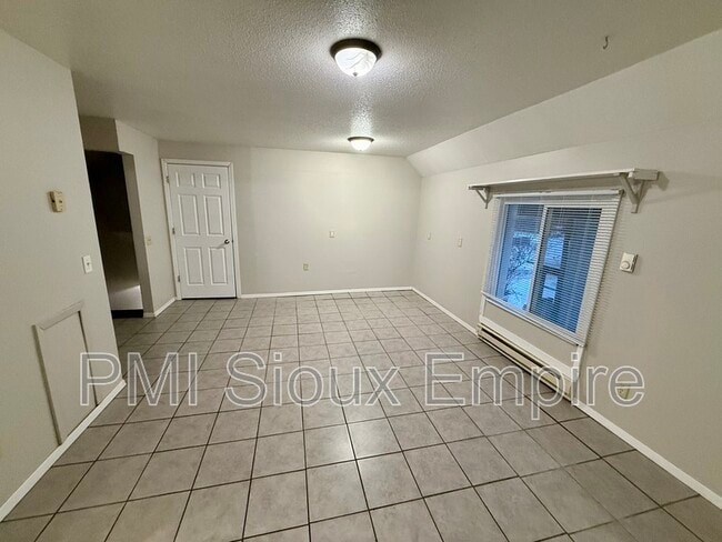 Building Photo - 609 S Spring Ave