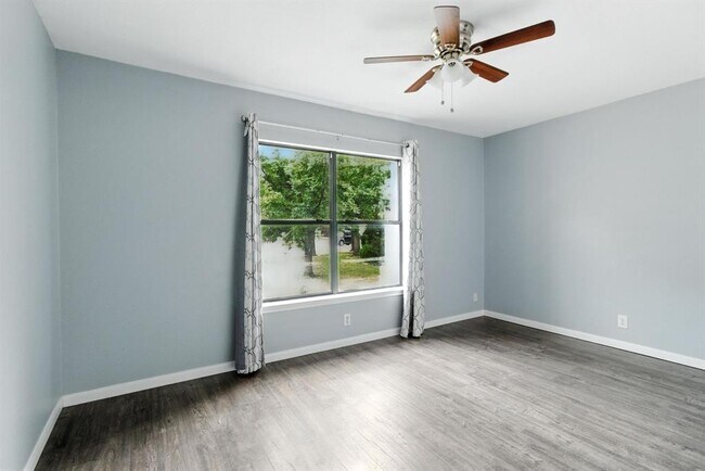 Building Photo - 2402 Glen Field Dr