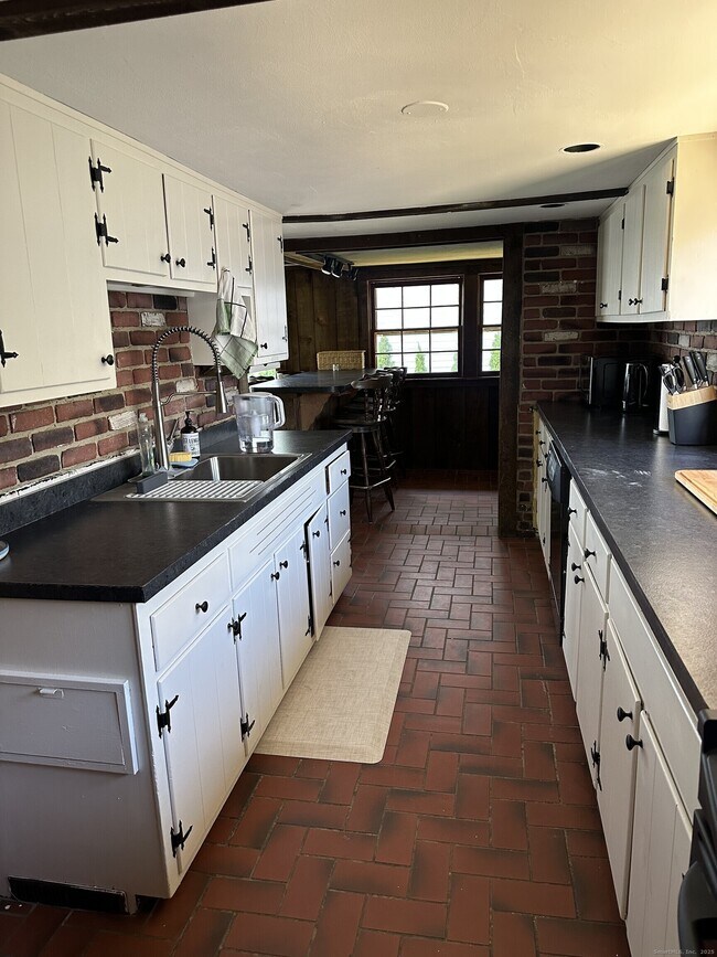 Building Photo - 29 Soundview Dr