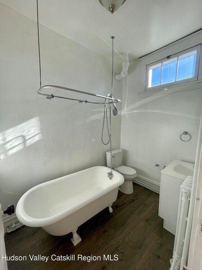 Building Photo - 707 Warren St