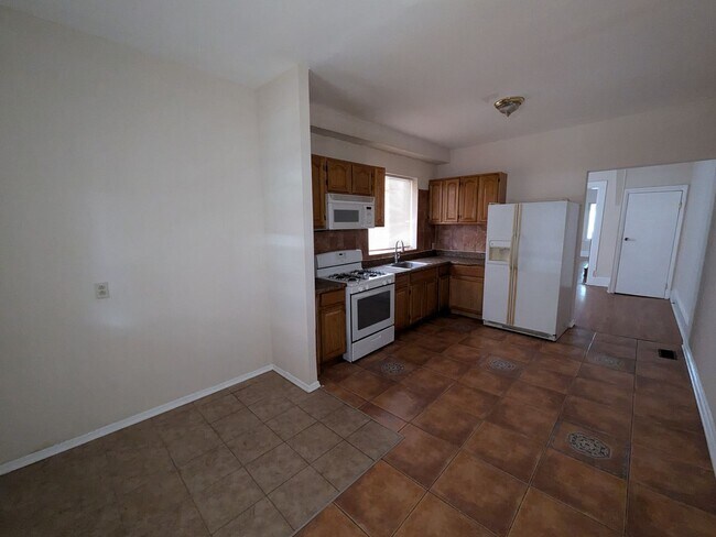 Building Photo - Spacious Home - West Philadelphia
