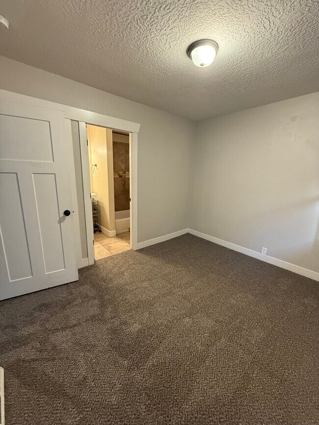 Building Photo - 807 S McClelland St