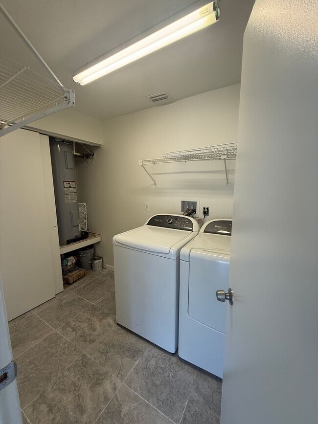 Building Photo - 2 Bed | 2 Bath | Updated Condo | Covered Parking