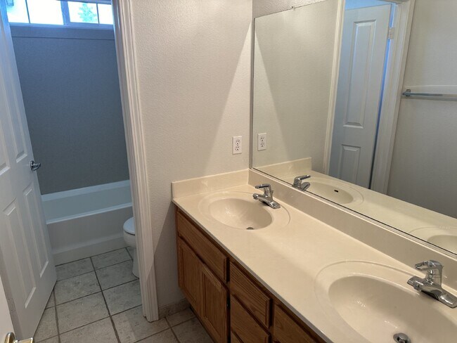 Building Photo - Beautiful 4 Bed/3 Bath Tracy Home with Pool and Fresh Paint