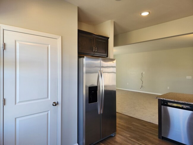 Building Photo - 4 Bedroom For rent