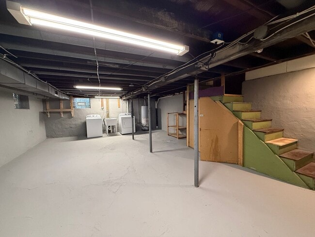 Building Photo - Updated 3BR 1 bath house with off street p...