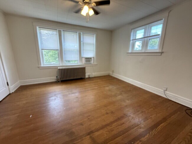 Building Photo - Large 1 Bed unit close to parks, great architecture and very walkable