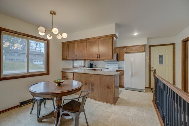 Building Photo - 2006 Pine St W