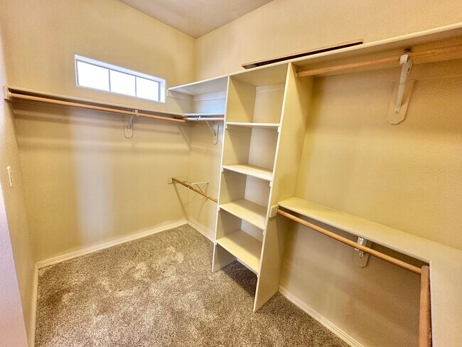 Building Photo - Beautiful 3 bedroom, 3 bathroom home with ...