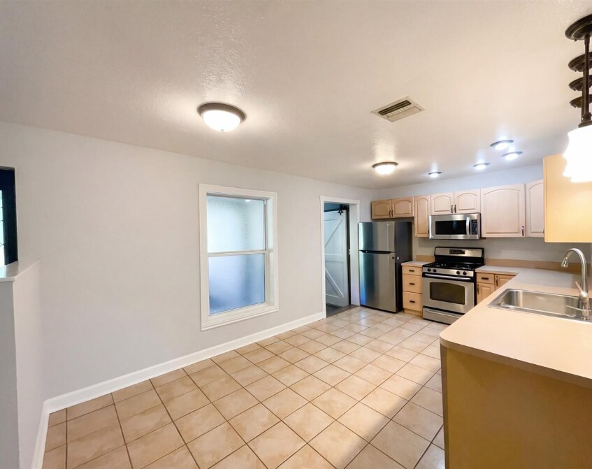 Building Photo - 2037 Recker Hwy