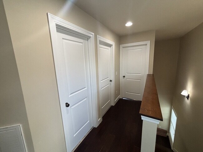 Building Photo - Spacious 3-Bed 2.5 Bath Townhome for Rent in Algood