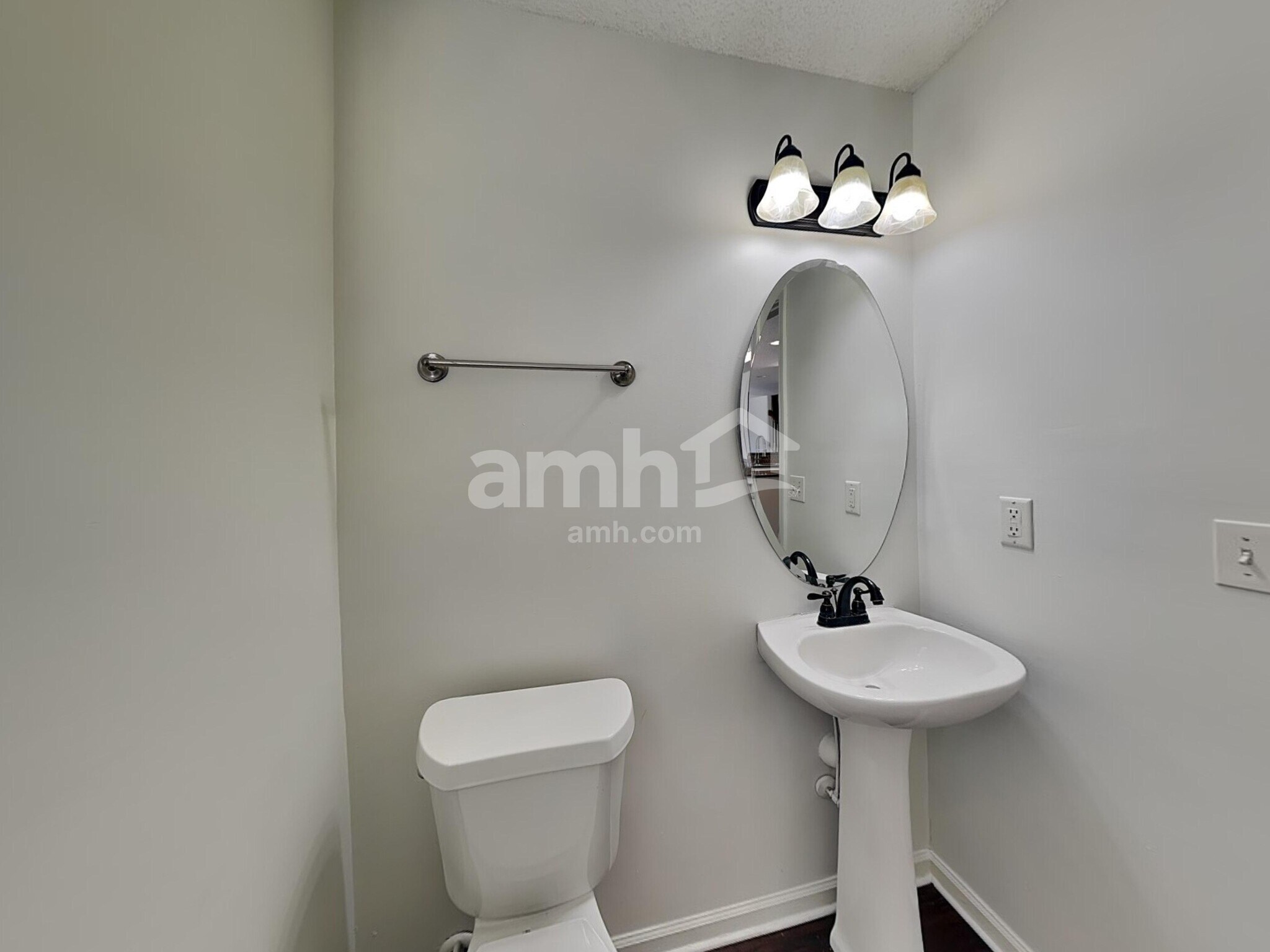 Building Photo - 2410 Highland Park Dr