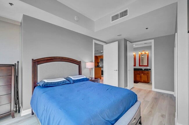 Building Photo - Fully Furnished 2 Bedroom 2 Bath High Rise with Strip Views
