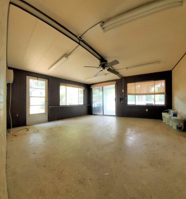 Building Photo - 6803 Fern Circle