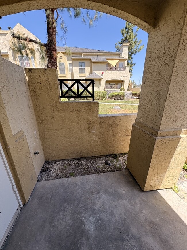 Building Photo - 2079 Lakeridge Cir