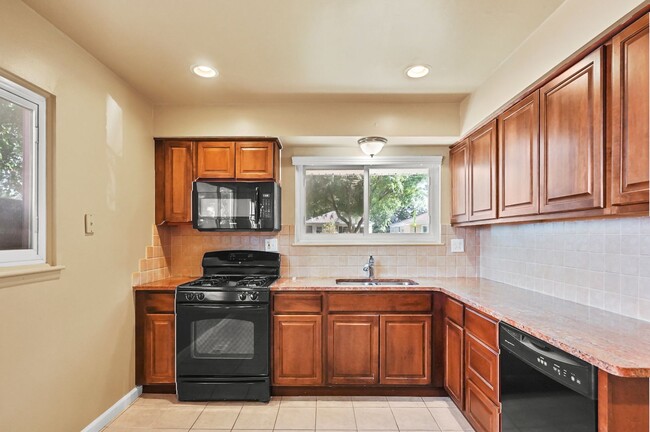 Building Photo - BEAUTIFUL 3 BED 1.5 BATH HOME  IN OAK PARK MI