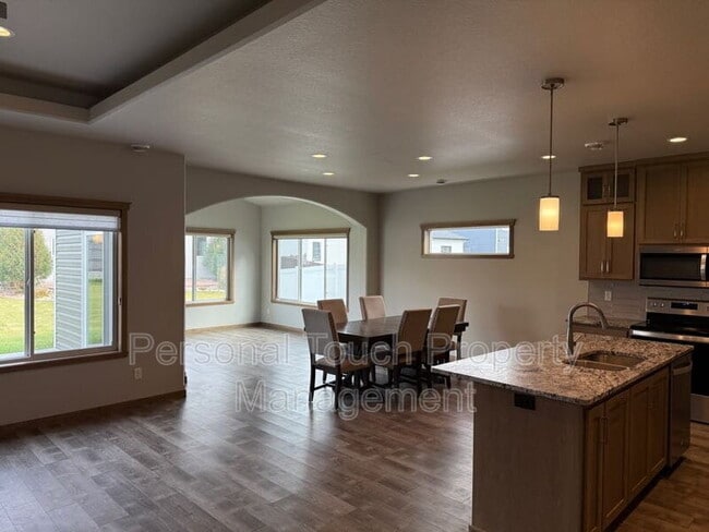 Building Photo - 7352 Eagle Point Dr S