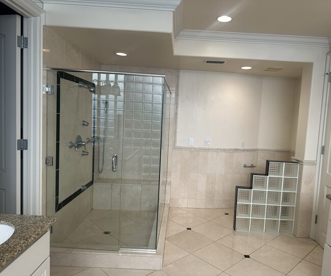 Building Photo - 8120 Billowvista Dr