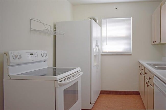 Building Photo - 100 Primrose Ave