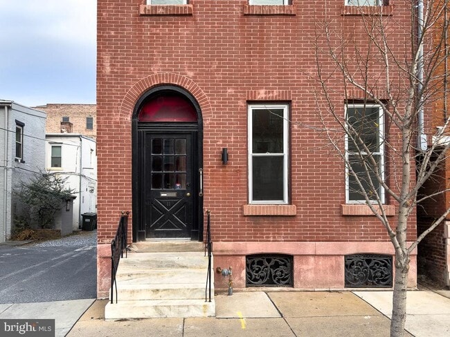 Building Photo - 11 E Walnut St
