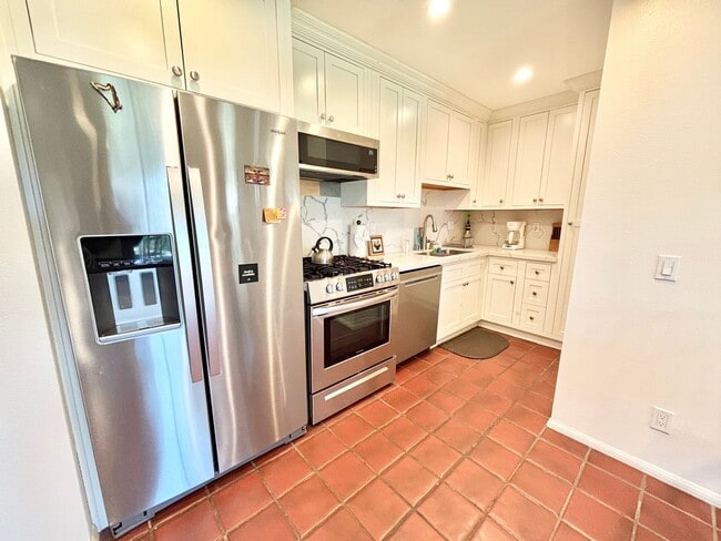 Building Photo - Surfside III / Port Hueneme / 1 bedroom on the 2nd floor with Oceanviews | Furnished monthly rental