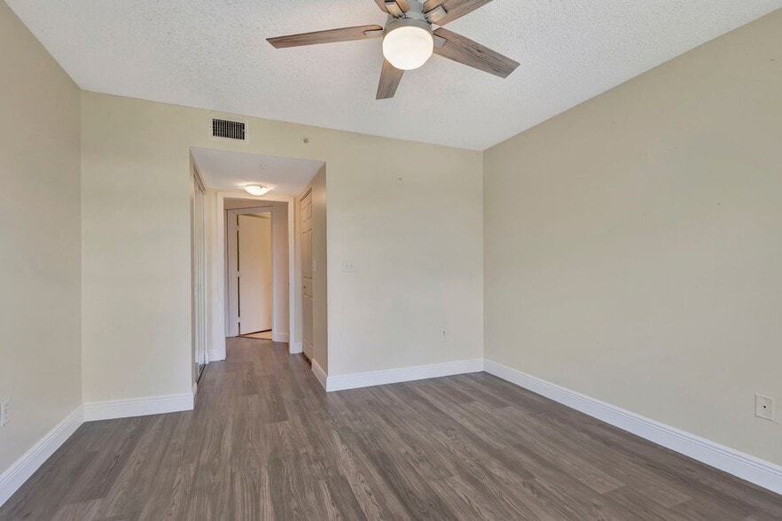 Building Photo - 600 Crestwood Ct N