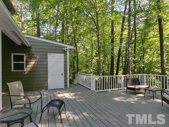 Building Photo - Gorgeous 3 Bedroom Home, Hardwood Floors, ...