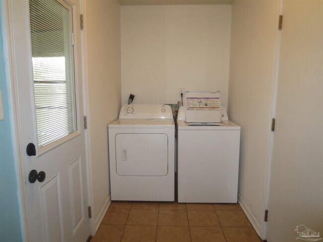 Building Photo - 1330 El Sereno Pl