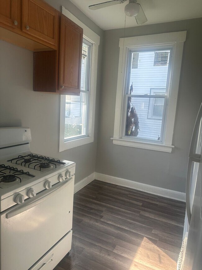 Building Photo - 2109 W 98th St