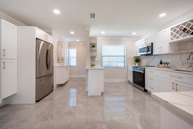 Building Photo - 7920 Eastlake Dr