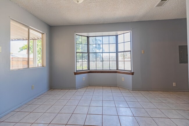 Building Photo - Well Maintained 3 Bedroom 1.5 Bath Home!