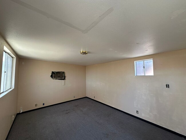 Building Photo - Rent This Beautiful 3-Bedroom Home with Se...