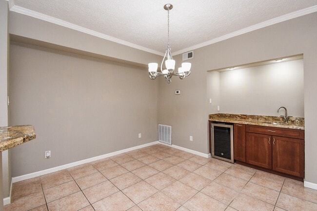 Building Photo - 9400 Doliver Dr