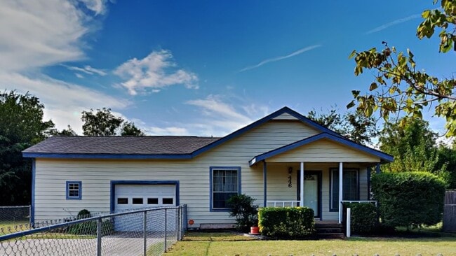 Building Photo - Welcome to this charming 3 bedroom, 1 bath...