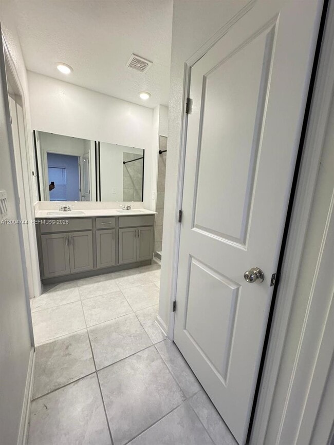 Building Photo - 1204 Deepwater