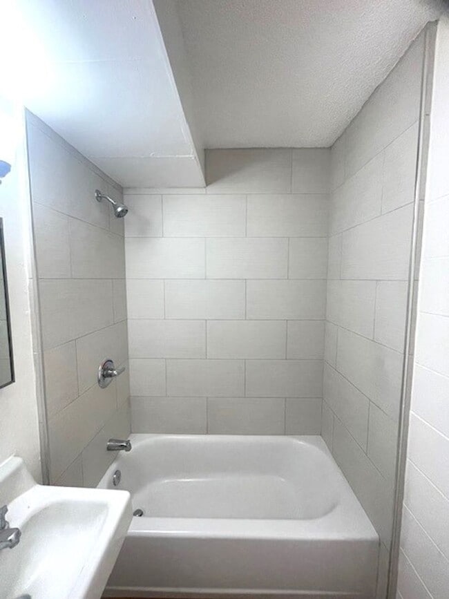 Building Photo - Renovated 2 Bedroom / 1 Bath in Honolulu