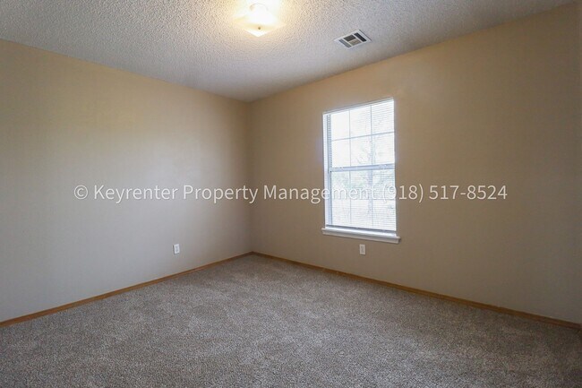 Building Photo - N Willow Dr Duplex