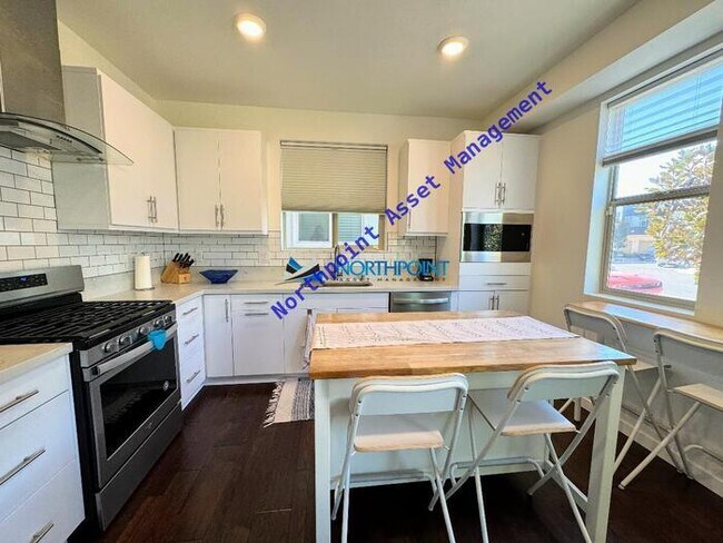 Building Photo - Fully furnished one-bedroom, one-bath condo