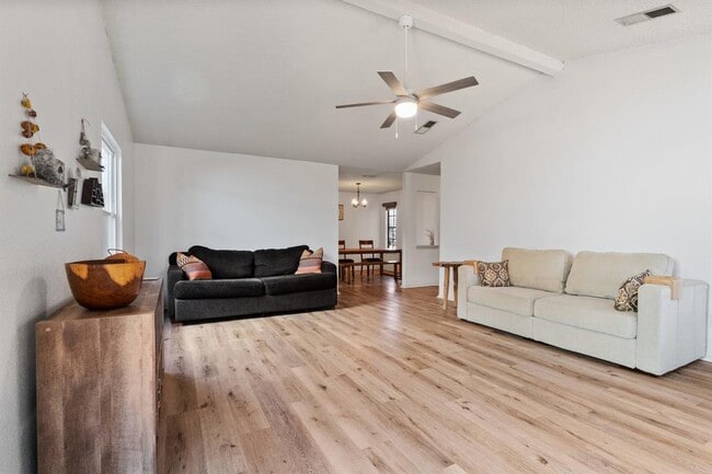 Building Photo - 9826 Briar Ridge Dr