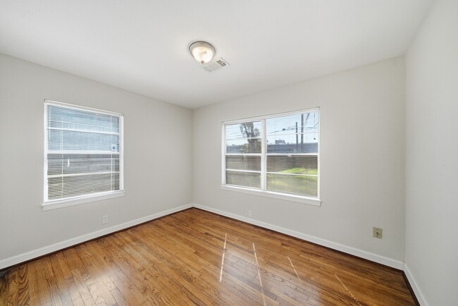 Building Photo - 8401 Highcrest Dr