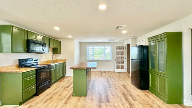 Building Photo - Beautiful Updated Studio Layout Guest Home Unit located on Private Country Property in Fallbrook!