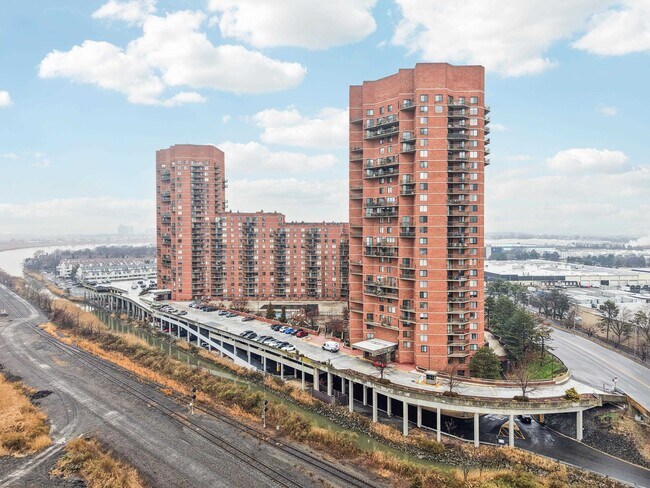 Building Photo - 530 Harmon Cove Tower