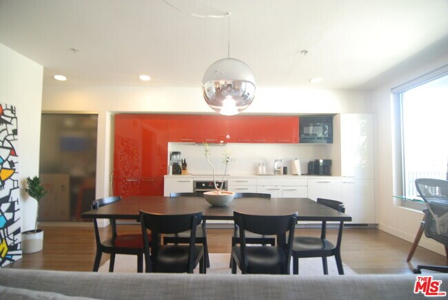 Building Photo - 901 Flower St