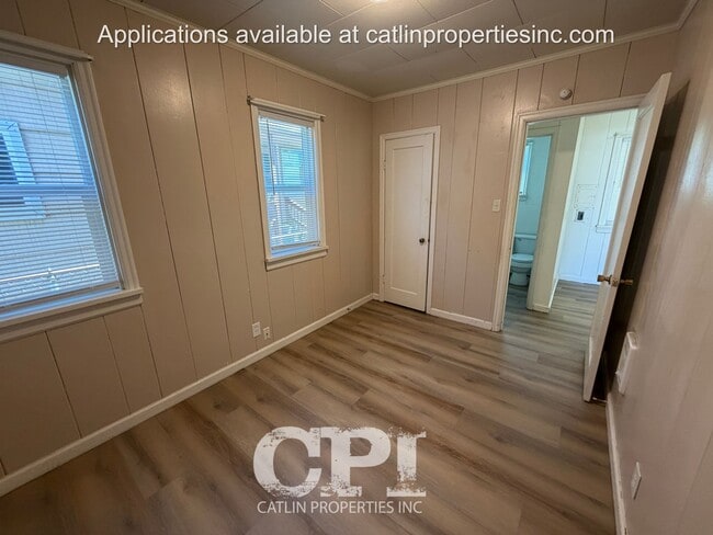 Building Photo - 806 1/2 Ayers Duplex - Multi - Family