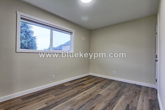 Building Photo - 5 Bed, 3 Bath Home in Orchards with Primary Bedroom on Main